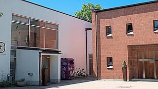 Seit dem Jahr 2000 steht anstelle der umgebauten Baracke des ehemaligen Stalag-Gefangenenlagers ein moderner Bau. Seit dem Jahr 2000 steht anstelle der umgebauten Baracke des ehemaligen Stalag-Gefangenenlagers ein moderner Bau.
