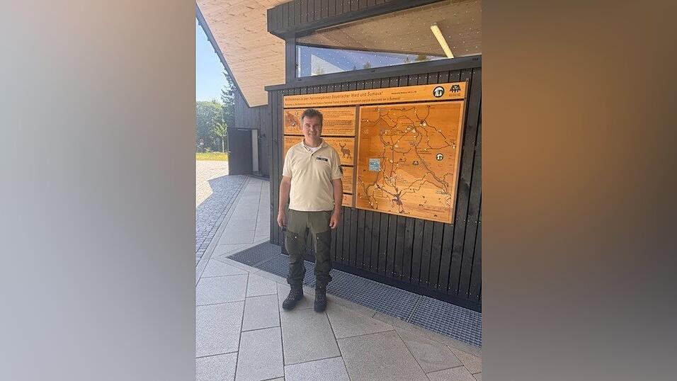 Siegfried Schreib vor einer Wanderkarte am Wistlberg. Die Gegend rund um den Lusen kennt er durch seine langjährige Arbeit als Ranger freilich auch so. 