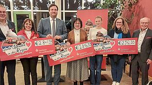 Die Hauptspenden gingen von den Sparkassen-Verantwortlichen an die Vertreter von Bürger helfen Bürgern, die Malteser-Lebensmittelausgabe in Furth im Wald und die Kinderkrebshilfe (von links).