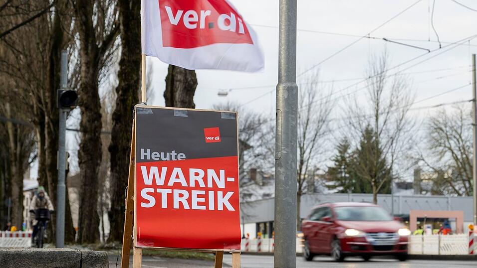 Am Freitag und Samstag will Verdi den Nahverkehr in mehr als einem Dutzend bayerischen St&auml;dten bestreiken. (Archivbild)