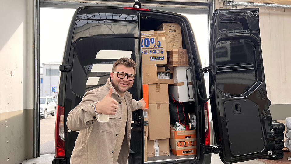 Florian Goldhammer beim Beladen eines Transporters.