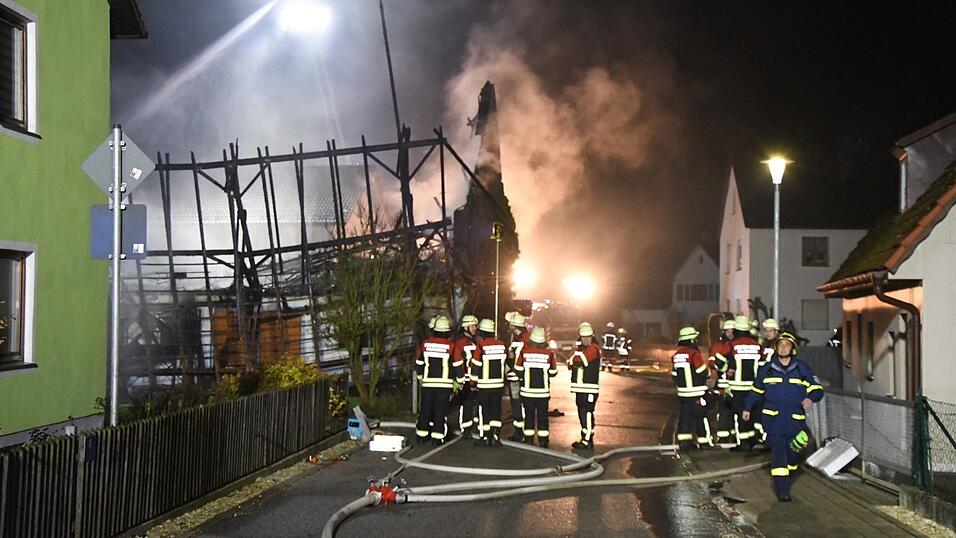In Wildenberg im Kreis Kelheim brannte eine Lagerhalle. In Wildenberg im Kreis Kelheim brannte eine Lagerhalle.