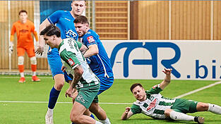 In einem dramatischen Finale setzte sich der FC Dingolfing (blaue Trikots) gegen den SV Schalding-Heining durch. In einem dramatischen Finale setzte sich der FC Dingolfing (blaue Trikots) gegen den SV Schalding-Heining durch.