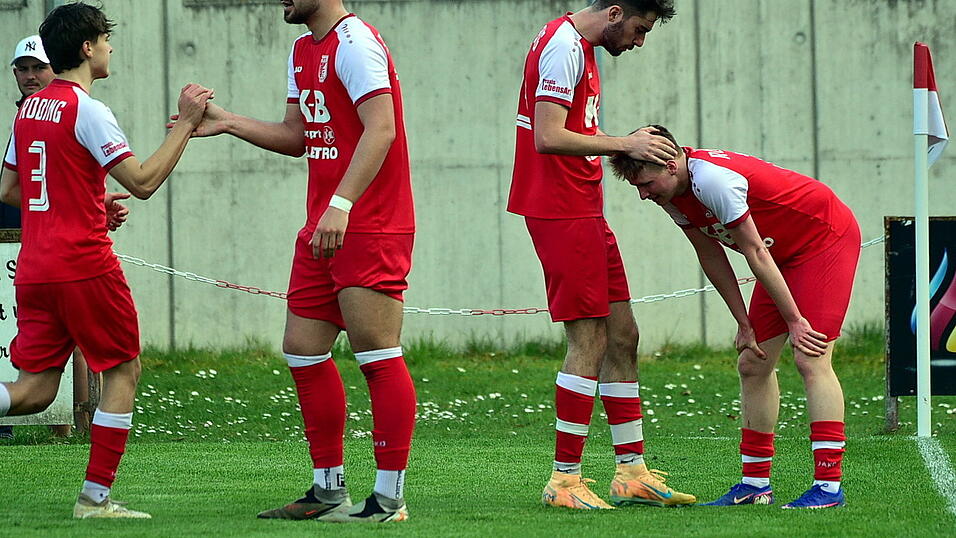 Geschafft! Navid Djadidani, Almir Mujcinovic, Niklas Wolfram und Sch&uuml;tze Lukas Ernst (v.l.) nach dem 1:1.