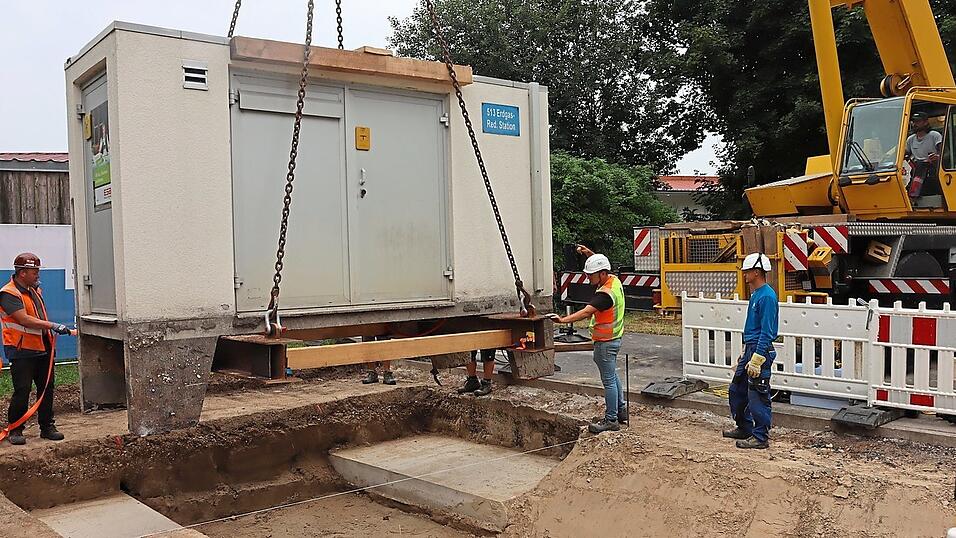 Behutsam wird die Gasreglerstation an ihrem neuen Standort an der Driescherstraße wieder abgeladen. Behutsam wird die Gasreglerstation an ihrem neuen Standort an der Driescherstraße wieder abgeladen.