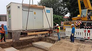 Behutsam wird die Gasreglerstation an ihrem neuen Standort an der Driescherstraße wieder abgeladen. Behutsam wird die Gasreglerstation an ihrem neuen Standort an der Driescherstraße wieder abgeladen.