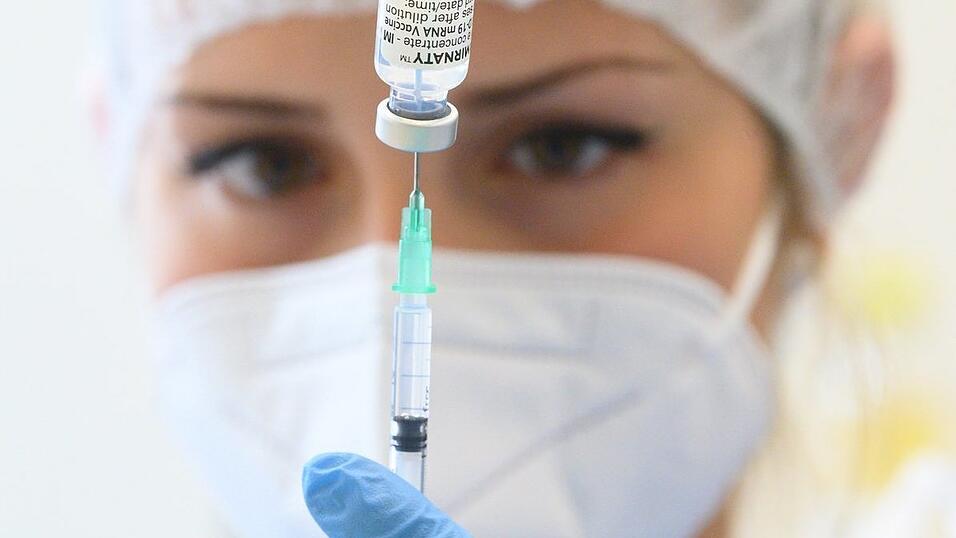 Derzeit wird bei Hausärzten hauptsächlich die zweite Impfung gegen Corona verabreicht. Impfwillige müssen sich bis Mitte Juni gedulden. Derzeit wird bei Hausärzten hauptsächlich die zweite Impfung gegen Corona verabreicht. Impfwillige müssen sich bis Mitte Juni gedulden.