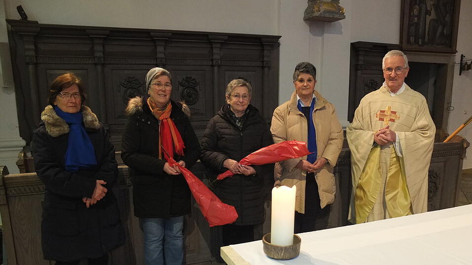 Kassiererin Maria Meidinger (l.) und Vorsitzende Lisa Amberger (2.v.r.) mit den beiden Neumitgliedern Martina Zankl und Lore Hofer sowie Pfarrer Josef Triebenbacher.