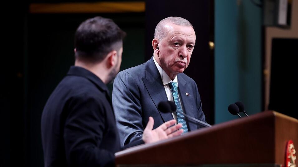 Selenskyj dankt der Türkei für ihre Vermittlerrolle, doch Hoffnungen setzt er auf US-Präsident Trump. Selenskyj dankt der Türkei für ihre Vermittlerrolle, doch Hoffnungen setzt er auf US-Präsident Trump.