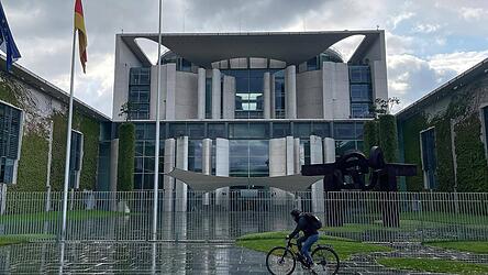 Regenwolken ziehen &uuml;ber das Kanzleramt w&auml;hrend der Beratungen im Koalitionsausschuss.