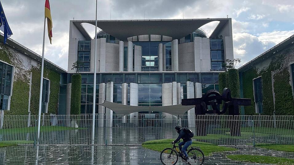 Regenwolken ziehen über das Kanzleramt während der Beratungen im Koalitionsausschuss. Regenwolken ziehen über das Kanzleramt während der Beratungen im Koalitionsausschuss.