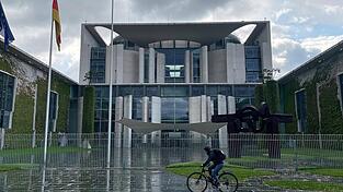 Regenwolken ziehen &uuml;ber das Kanzleramt w&auml;hrend der Beratungen im Koalitionsausschuss.
