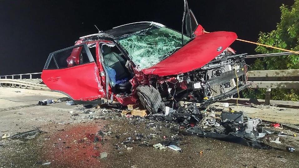 Am fr&uuml;hen Sonntagabend krachten zwei Autos auf der B20 frontal ineinander. Ein dritter Wagen fuhr in die Unfallstelle.