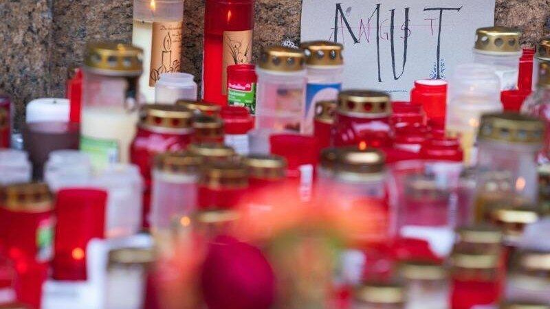 Ein Zettel mit der Aufschrift 'Mut' und 'Angst' liegt inmitten von Trauerkerzen vor einem Kaufhaus in der Innenstadt, in dem ein Mann Menschen mit einem Messer attackiert hatte. Ein Zettel mit der Aufschrift 'Mut' und 'Angst' liegt inmitten von Trauerkerzen vor einem Kaufhaus in der Innenstadt, in dem ein Mann Menschen mit einem Messer attackiert hatte.