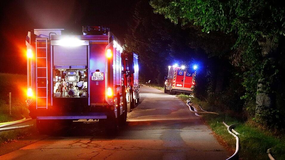 Wichtigstes Ziel der rund 400 Einsatzkräfte vor Ort war es, ein Übergreifen der Flammen auf den Wald zu verhindern - bislang sieht es danach aus, als wäre dies gelungen. Wichtigstes Ziel der rund 400 Einsatzkräfte vor Ort war es, ein Übergreifen der Flammen auf den Wald zu verhindern - bislang sieht es danach aus, als wäre dies gelungen.
