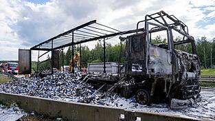 Der Lkw war mit Getränkedosen beladen.