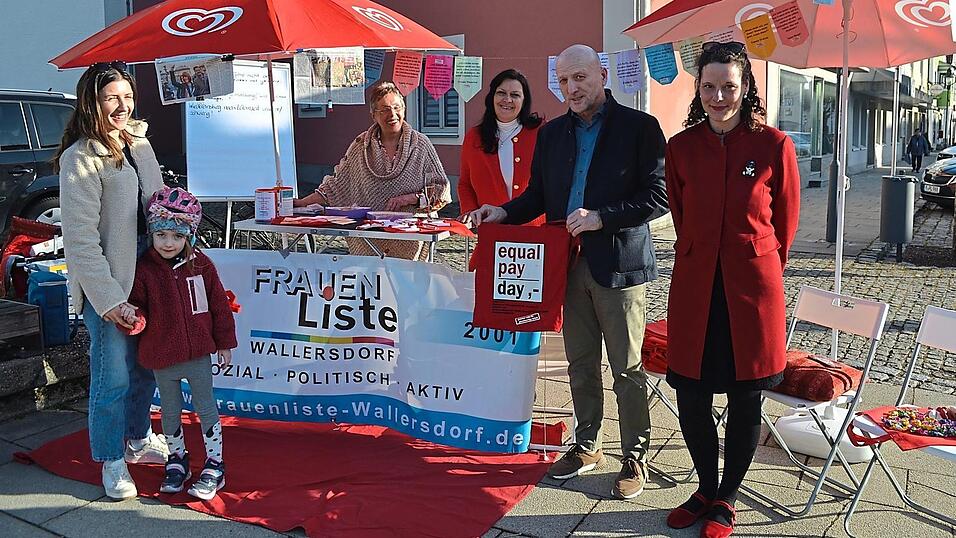 Die Vorsitzende der Frauenliste Ingrid Ast, (3.v.l.) und Susanne Unger (3.v.r.), informierten über den 'Equal Pay Day', hörten sich Erlebnisse vieler Frauen an und begrüßten Bürgermeister Franz Astner als einen der wenigen Männer an ihrem Infostand.