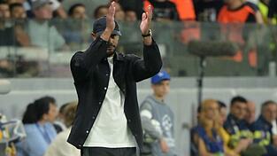 Vincent Kompany applaudiert seiner Mannschaft beim 5:1 gegen Pafos.