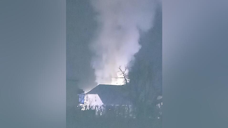 Weithin waren Rauch und lodernde Flammen in der Dunkelheit zu sehen. Gegen 4.30 Uhr wurde die Feuerwehr alarmiert.