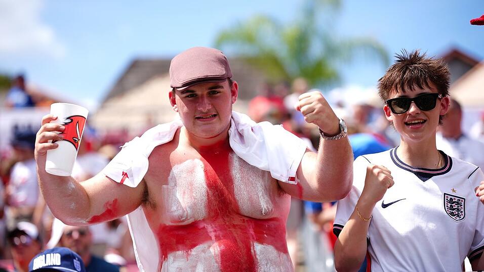 Kein T-Shirt nötig: England-Fans bei einem Freundschaftsspiel in Florida. Kein T-Shirt nötig: England-Fans bei einem Freundschaftsspiel in Florida.