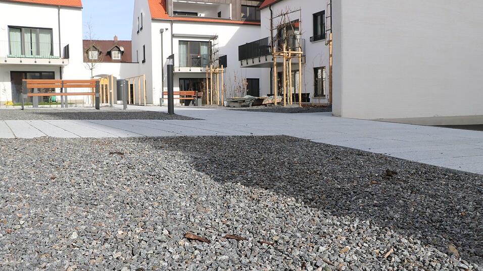 Der Innenhof des 'Wittelsbacher Marktes' wird noch bepflanzt, sodass die grauen Fl&auml;chen gr&uuml;n werden. Der Bereich ist &ouml;ffentlich zug&auml;nglich.