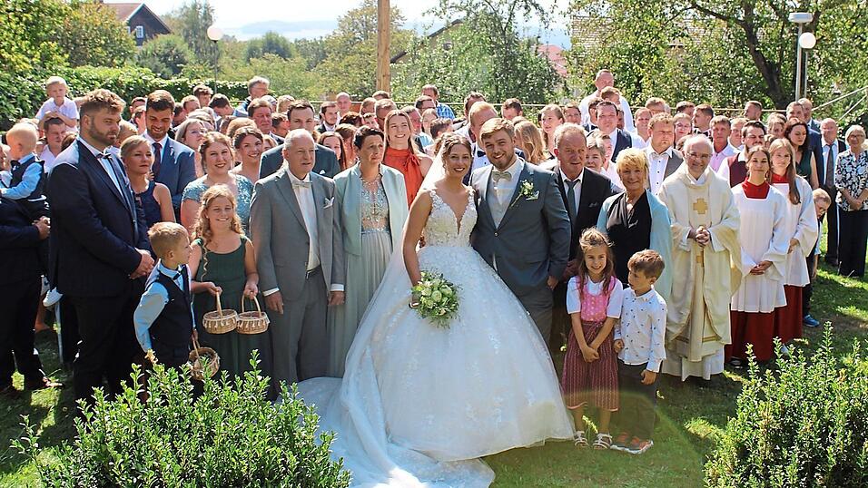 Die Hochzeitsgesellschaft nach der Trauung