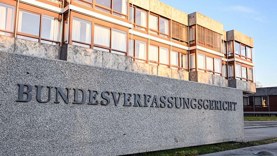 Die  Björn Steiger Stiftung will mit einer Verfassungsbeschwerde eine Verbesserung im Rettungswesen erreichen. (Archivbild)