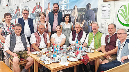 Bundeslandwirtschaftsminister Alois Rainer (4.v.r.), BBV-Kreisobmann Franz Schreyer (3.v.r.), die Landtagsabgeordneten Josef Zellmeier (hinten 2.v.l.) und Tobias Beck (hinten 4.v.l.) sowie Kreisbäuerin Claudia Erndl (5.v.r.) mit den weiteren Gästen des agrarpolitischen Gesprächs.