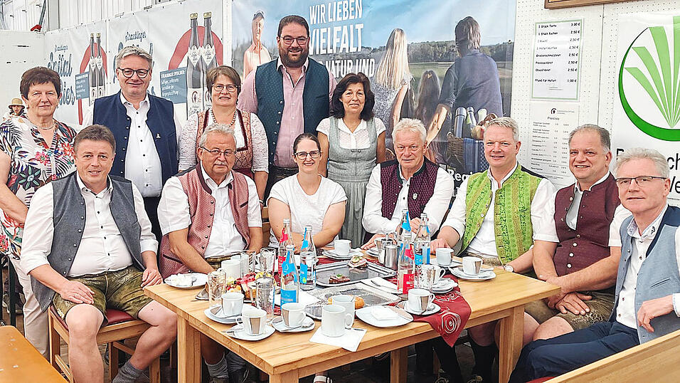 Bundeslandwirtschaftsminister Alois Rainer (4.v.r.), BBV-Kreisobmann Franz Schreyer (3.v.r.), die Landtagsabgeordneten Josef Zellmeier (hinten 2.v.l.) und Tobias Beck (hinten 4.v.l.) sowie Kreisbäuerin Claudia Erndl (5.v.r.) mit den weiteren Gästen des agrarpolitischen Gesprächs. Bundeslandwirtschaftsminister Alois Rainer (4.v.r.), BBV-Kreisobmann Franz Schreyer (3.v.r.), die Landtagsabgeordneten Josef Zellmeier (hinten 2.v.l.) und Tobias Beck (hinten 4.v.l.) sowie Kreisbäuerin Claudia Erndl (5.v.r.) mit den weiteren Gästen des agrarpolitischen Gesprächs.