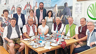Bundeslandwirtschaftsminister Alois Rainer (4.v.r.), BBV-Kreisobmann Franz Schreyer (3.v.r.), die Landtagsabgeordneten Josef Zellmeier (hinten 2.v.l.) und Tobias Beck (hinten 4.v.l.) sowie Kreisbäuerin Claudia Erndl (5.v.r.) mit den weiteren Gästen des agrarpolitischen Gesprächs.