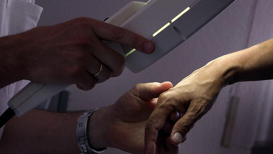 Auch präventive Untersuchungen auf Hautkrebs können Todesfälle verhindern. (Symbolbild) Auch präventive Untersuchungen auf Hautkrebs können Todesfälle verhindern. (Symbolbild)