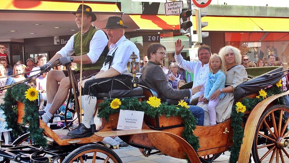 Viele Besucher verfolgten am Sonntag den Umzug auf dem Vilsbiburger Stadtplatz. Viele Besucher verfolgten am Sonntag den Umzug auf dem Vilsbiburger Stadtplatz.