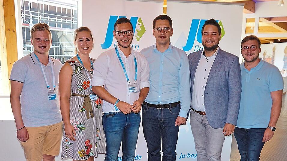 Lukas D&ouml;ppner (von links), Melanie Niestatek (stellvertretende JU-Kreisvorsitzende), Manuel St&ouml;gm&uuml;ller (JU-Kreisvorsitzender), Christian Doleschal, MdEP (JU-Landesvorsitzender), Benjamin Taitsch (JU-Bezirksvorsitzender), Valentin Walk (stellvertretender JU-Kreisvorsitzender).