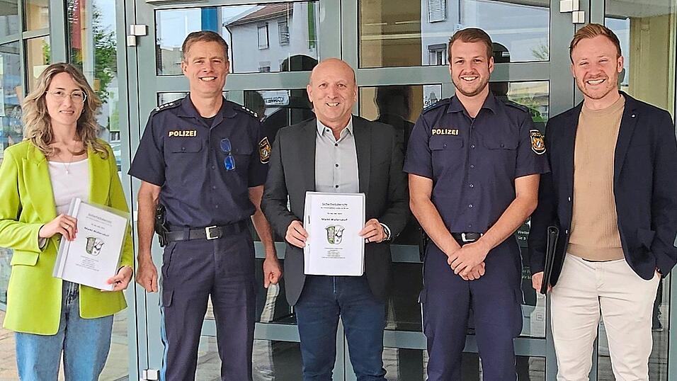 Johanna Klostermann (v. l.), Dienststellenleiter Stephan Lehner, Bürgermeister Franz Aster, Polizeiobermeister Andreas Weigl und Geschäftsstellenleiter Florian Sommersberger Johanna Klostermann (v. l.), Dienststellenleiter Stephan Lehner, Bürgermeister Franz Aster, Polizeiobermeister Andreas Weigl und Geschäftsstellenleiter Florian Sommersberger