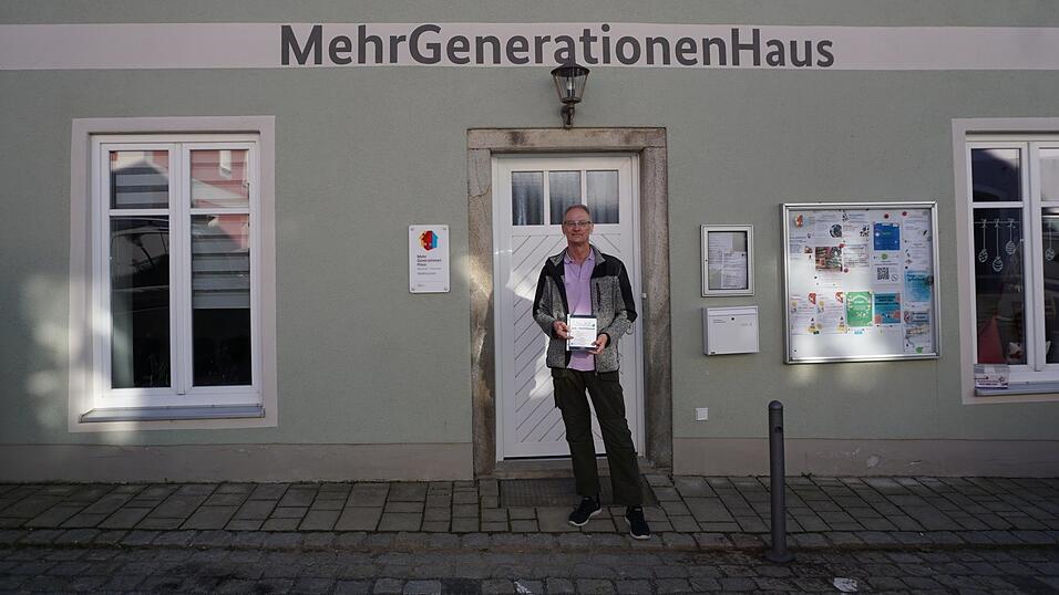 Anderen Suchtkranken zu helfen ist für Ludwig Wittel Teil seiner persönlichen Therapie. Der frühere Alkoholiker leitet die Selbsthilfegruppe im MGH Waldmünchen. Anderen Suchtkranken zu helfen ist für Ludwig Wittel Teil seiner persönlichen Therapie. Der frühere Alkoholiker leitet die Selbsthilfegruppe im MGH Waldmünchen.