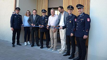 Von links: Reinhard R&auml;dlinger, Barbara Dankerl, Martin Stoiber, Martin Schoplocher, Sepp Blaha, Georg Kerschberger, Michael Haller und Benjamin Kreitinger schneiden gemeinsamen das Band durch.