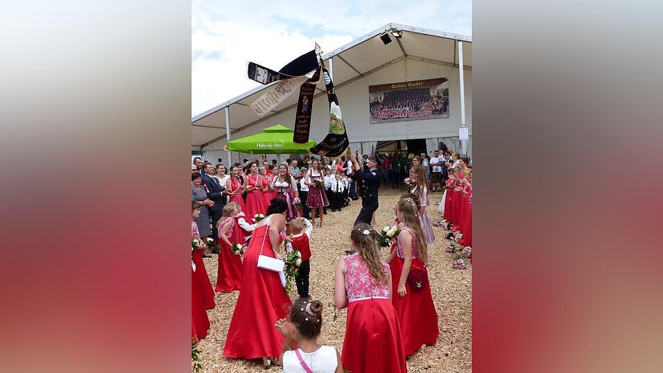 Fahnenschwenker in Aktion.