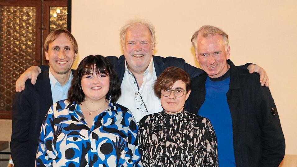 Fünf der sieben Autoren im Runtinger Saal (vorne v. l.): Teresa Reichl und Kerstin Schweiger, (hinten v. l. ): Michael Sterner, Michael Reng und Christian Springer. Fünf der sieben Autoren im Runtinger Saal (vorne v. l.): Teresa Reichl und Kerstin Schweiger, (hinten v. l. ): Michael Sterner, Michael Reng und Christian Springer.
