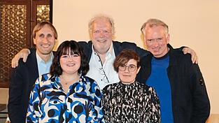 Fünf der sieben Autoren im Runtinger Saal (vorne v. l.): Teresa Reichl und Kerstin Schweiger, (hinten v. l. ): Michael Sterner, Michael Reng und Christian Springer.