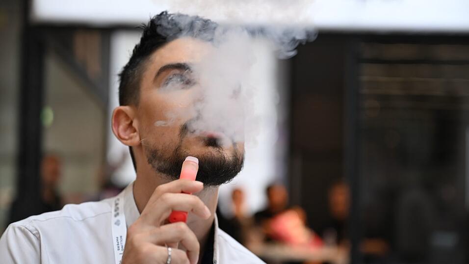 Bei der diesjährigen Branchenmesse Intertabac in Dortmund war der Trend hin zu E-Zigaretten zu sehen: Viele Stände bewarben die Vapes, ob als Einweg- oder Mehrweg-Produkt. Bei der diesjährigen Branchenmesse Intertabac in Dortmund war der Trend hin zu E-Zigaretten zu sehen: Viele Stände bewarben die Vapes, ob als Einweg- oder Mehrweg-Produkt.