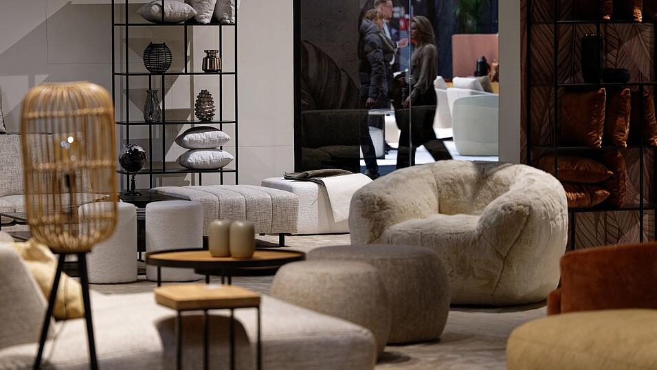 W&auml;hrend der Corona-Pandemie kauften viele Menschen M&ouml;bel, jetzt ist der Bedarf vielfach erst einmal gedeckt. (Archivbild)