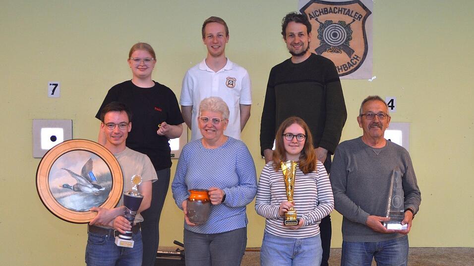 Stolz pr&auml;sentierten die Pokal- und Scheibengewinner sowie die Vereinsmeister der Aichbachtaler Sch&uuml;tzen ihre Troph&auml;en.