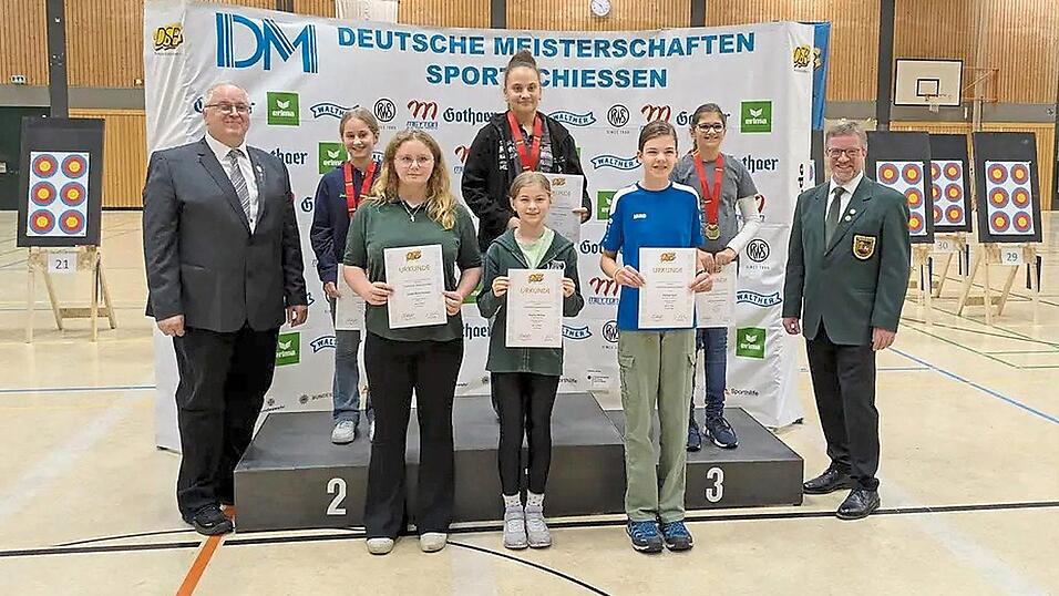 Einen sehr guten sechsten Platz erreichte Daniela Santl (3.v.r.). Einen sehr guten sechsten Platz erreichte Daniela Santl (3.v.r.).