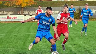 Zwar verfügt Franz Brandl (in Blau) über jede Menge Erfahrung aus mehr als 200 Bayern- und Landesligaspielen, doch der Großteil der Kötztinger Mannschaft ist sehr jung. Zwar verfügt Franz Brandl (in Blau) über jede Menge Erfahrung aus mehr als 200 Bayern- und Landesligaspielen, doch der Großteil der Kötztinger Mannschaft ist sehr jung.
