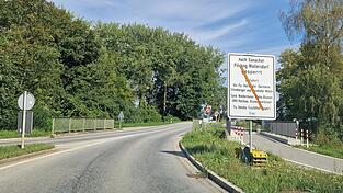 Noch sind die Hinweisschilder durchgestrichen. Doch die Kreisstra&szlig;e DGF 26 zwischen Landau und Ganacker muss voll gesperrt werden.