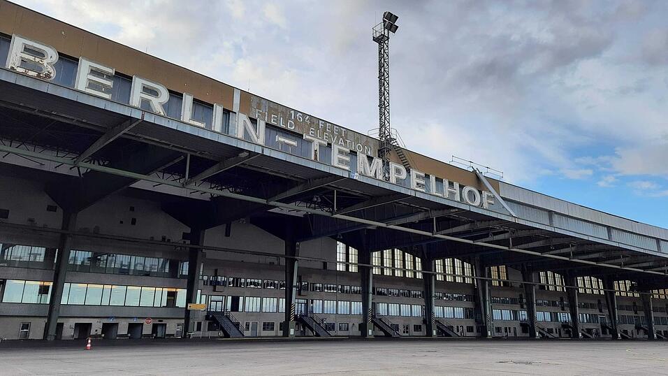 Holzinger wird ihr Stück am ehemaligen Flughafen Tempelhof präsentieren. (Archivbild) Holzinger wird ihr Stück am ehemaligen Flughafen Tempelhof präsentieren. (Archivbild)