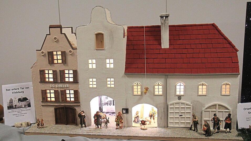 Eine Hommage an die Heimat: Die Krippe, gebaut von Sabine Koller, zeigt das untere Tor von Vilsbiburg aus dem Jahr 1903 nach einer Fotografie. Eine Hommage an die Heimat: Die Krippe, gebaut von Sabine Koller, zeigt das untere Tor von Vilsbiburg aus dem Jahr 1903 nach einer Fotografie.