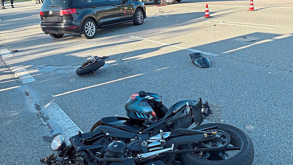 Das Motorrad wurde auf die Gegenfahrbahn geschleudert. Das Motorrad wurde auf die Gegenfahrbahn geschleudert.