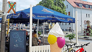 Das Café Marino in Bogen würde gerne dauerhaft eine Terrasse vor dem Café beibehalten. Die Freischankfläche grenzt aber an eine Bushaltestelle, die aufgrund der Baustelle an der Nepomukbrücke vorübergehend nicht angefahren werden kann.