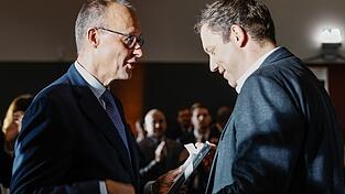 Ein Gespräch unter Kollegen: Regierungschef Merz und Vizekanzler Klingbeil unterhalten sich auf dem Empfang zu Merz' 70. Geburtstag. Ein Gespräch unter Kollegen: Regierungschef Merz und Vizekanzler Klingbeil unterhalten sich auf dem Empfang zu Merz' 70. Geburtstag.